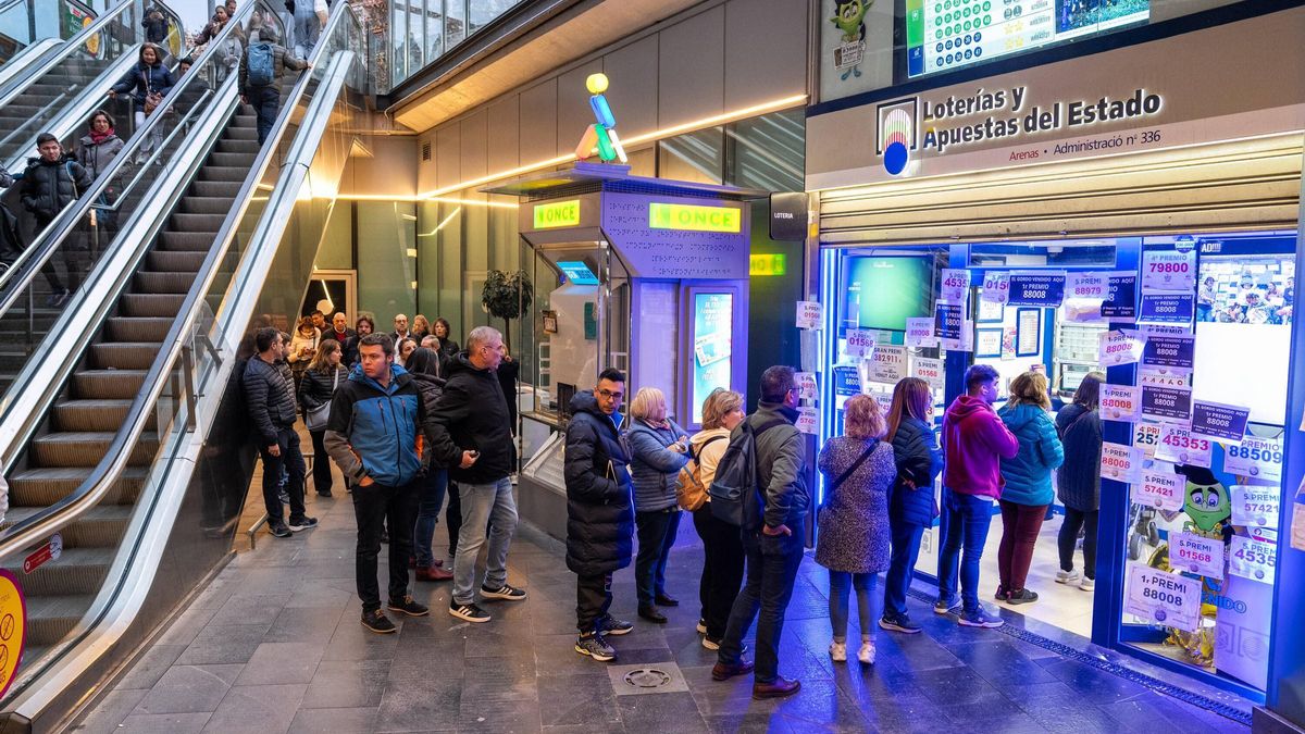 Cola de compradores de lotería frente a la administración de Las Arenas, en Barcelona, que repartió el Gordo y cuatro quintos décimos en Navidad.