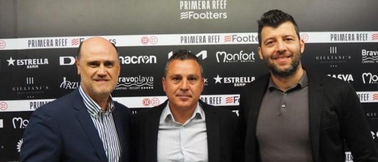 Sergi Escobar, junto a Fernando Gómez Colomer y Ángel Dealbert, tras anunciar su renovación.