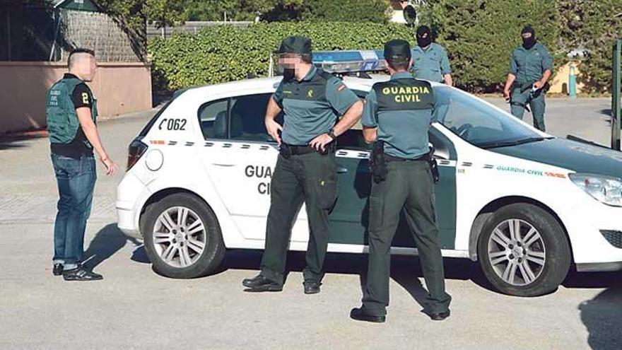 Agentes de la Guardia Civil durante una intervención en Mallorca.