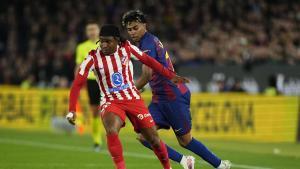 BARCELONA, 03/03/2026.- El delantero nigeriano del Atlético de Madrid Ademola Lookman (i) controla el balón ante el delantero del Barcelona Lamine Yamal durante el partido de vuelta de las semifinales de la Copa del Rey que FC Barcelona y Atlético de Madrid disputan este martes en el Camp Nou. EFE/Siu Wu