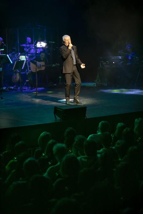 Concierto de Víctor Manuel en el teatro Campoamor.