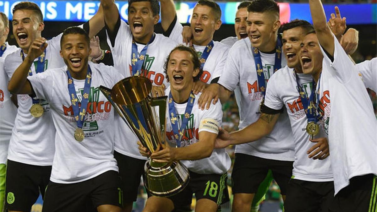 Los jugadores de México celebran la conquista de la Copa Oro 2015