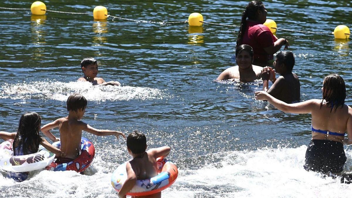 Diferentes personas combaten el calor dándose un chapuzón