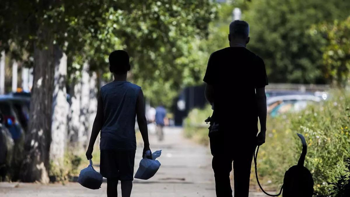 Un padre, junto a su hijo.
