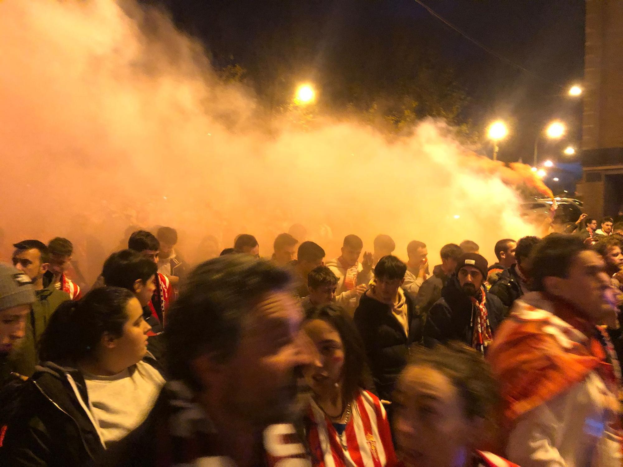 Las aficiones del Oviedo y el Sporting calientan motores antes del derbi