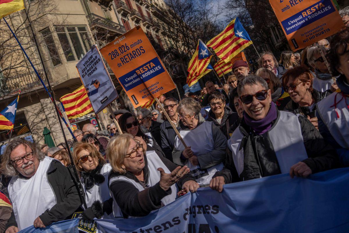 Los partidos y entidades independentistas arremeten contra el Govern y el Estado por Rodalies