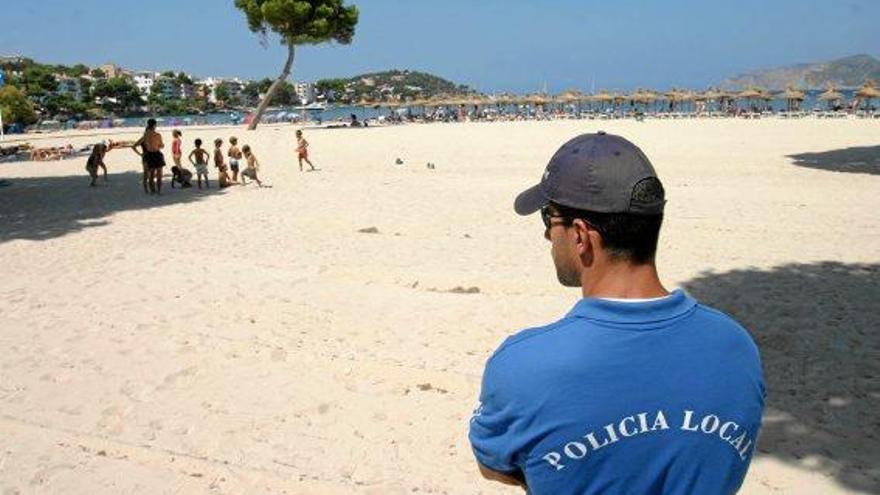 Ein Ortspolizist überwacht einen Strand auf Mallorca.