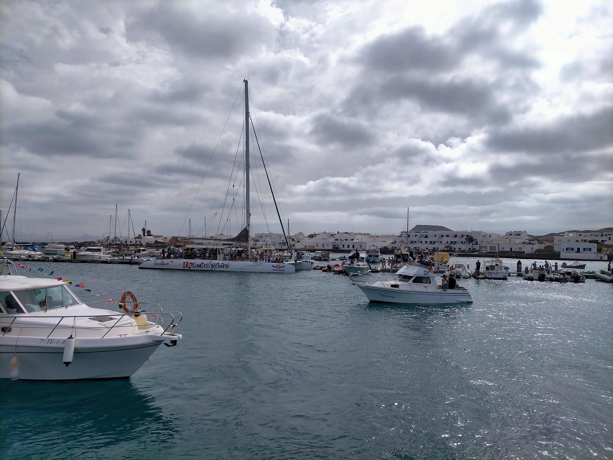 La Graciosa pasea a la Virgen del Carmen