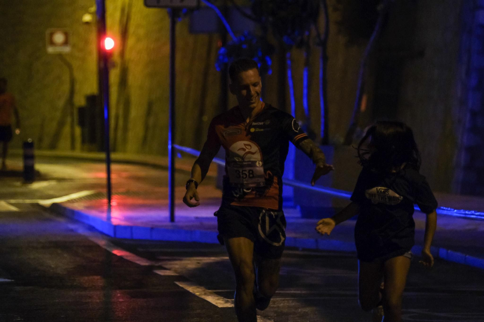 La carrera nocturna Mlk Trail & Tahermo llena de corredores el entorno de Gibralfaro