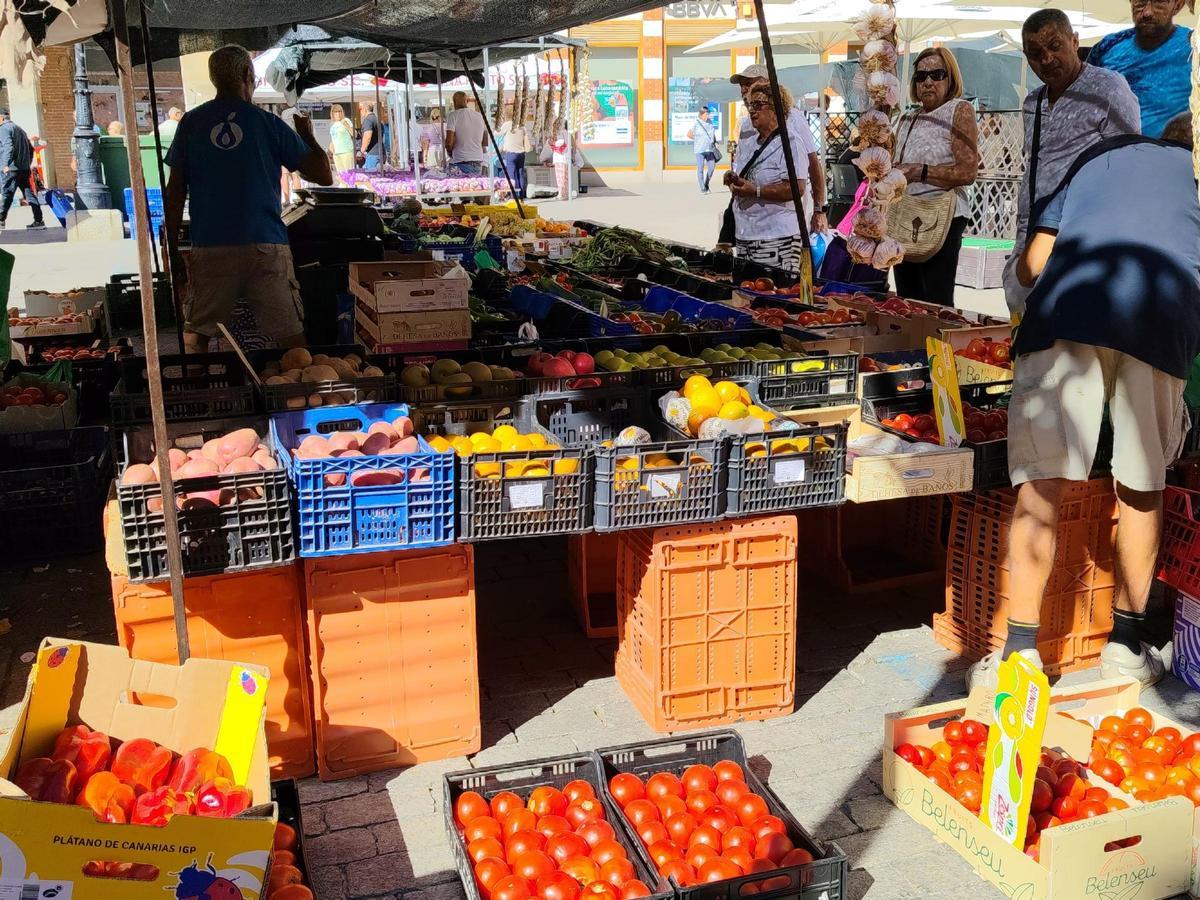 GALERÍA | El mercado de frutas y verduras de Benavente, en imágenes