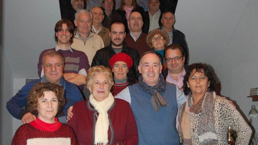 Los alcaldes de barrio, con el anterior alcalde, Eduardo Martínez Llosa, segundo por la derecha en la primera fila.