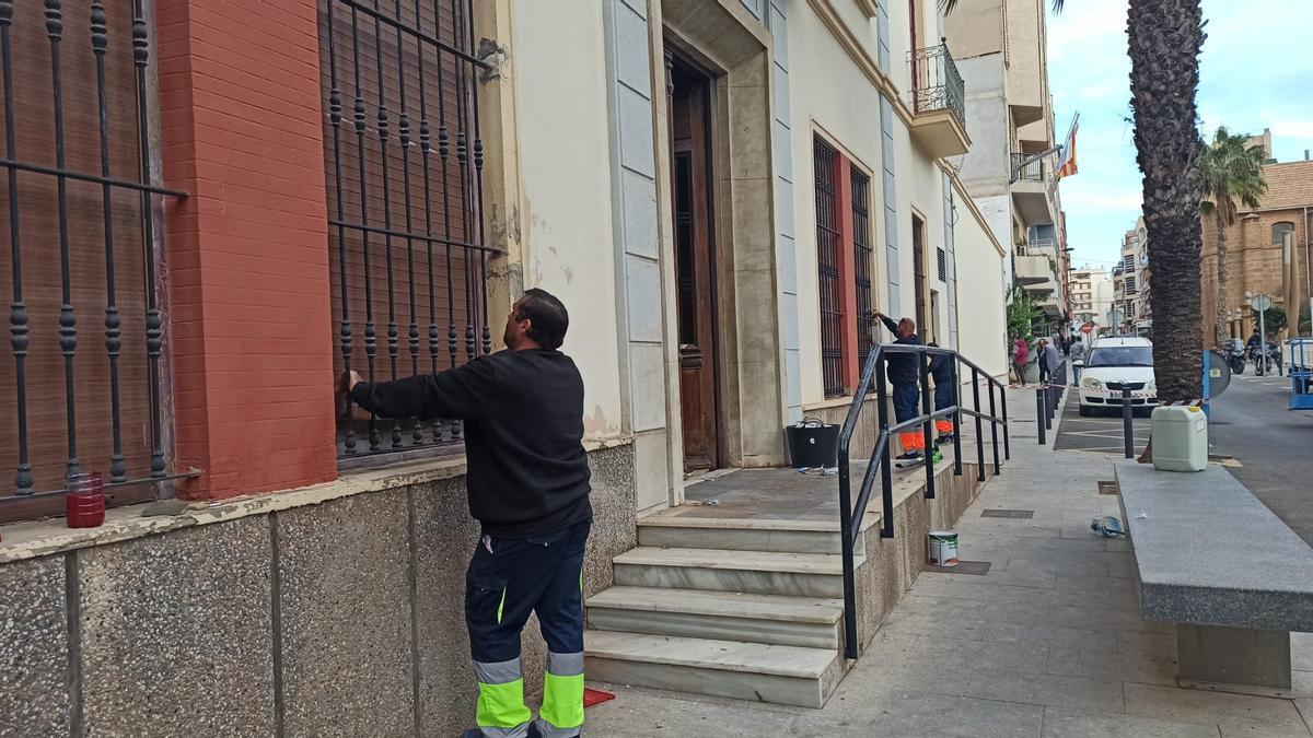 Trabajos de repintado en la fachada del antiguo ayuntamiento