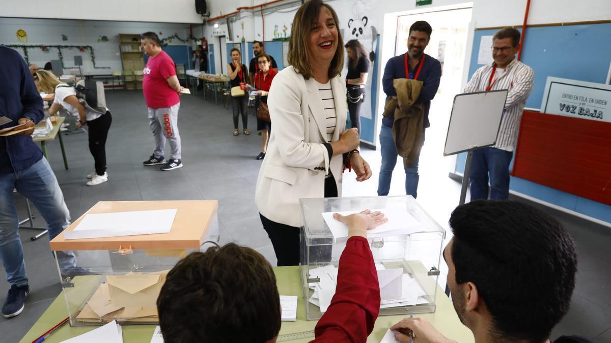 La candidata del PSOE en Zaragoza, Lola Ranera, después de votar en el CEIP Eugenio López