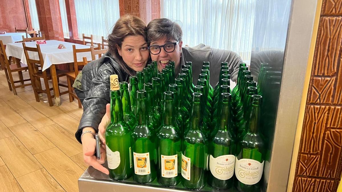 Rosa Rimada y Loreto García, en la sidrería El Chaflán