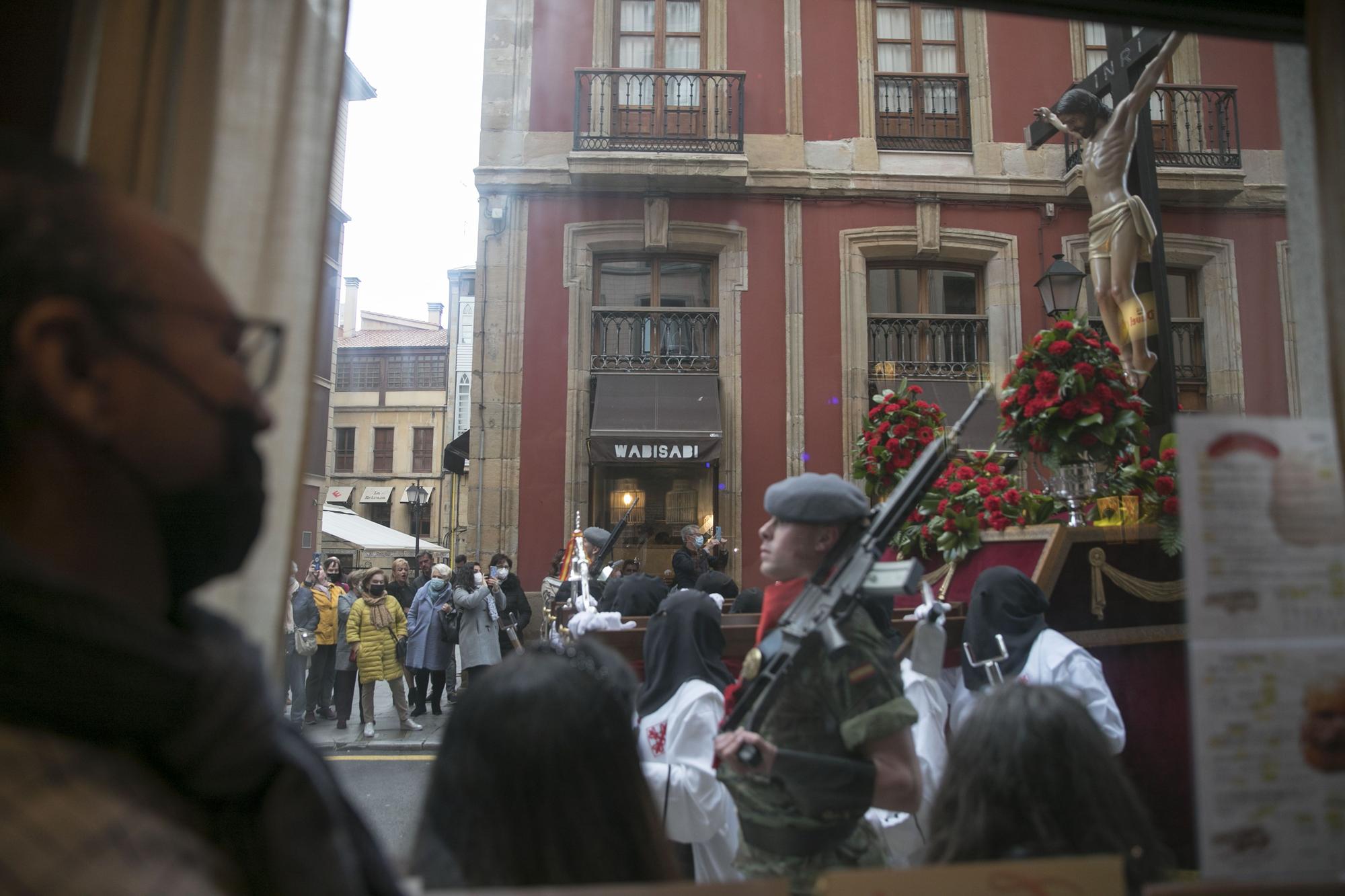 EN IMÁGENES: Gijón arropa al Cristo de los Mártires en su regreso a las calles