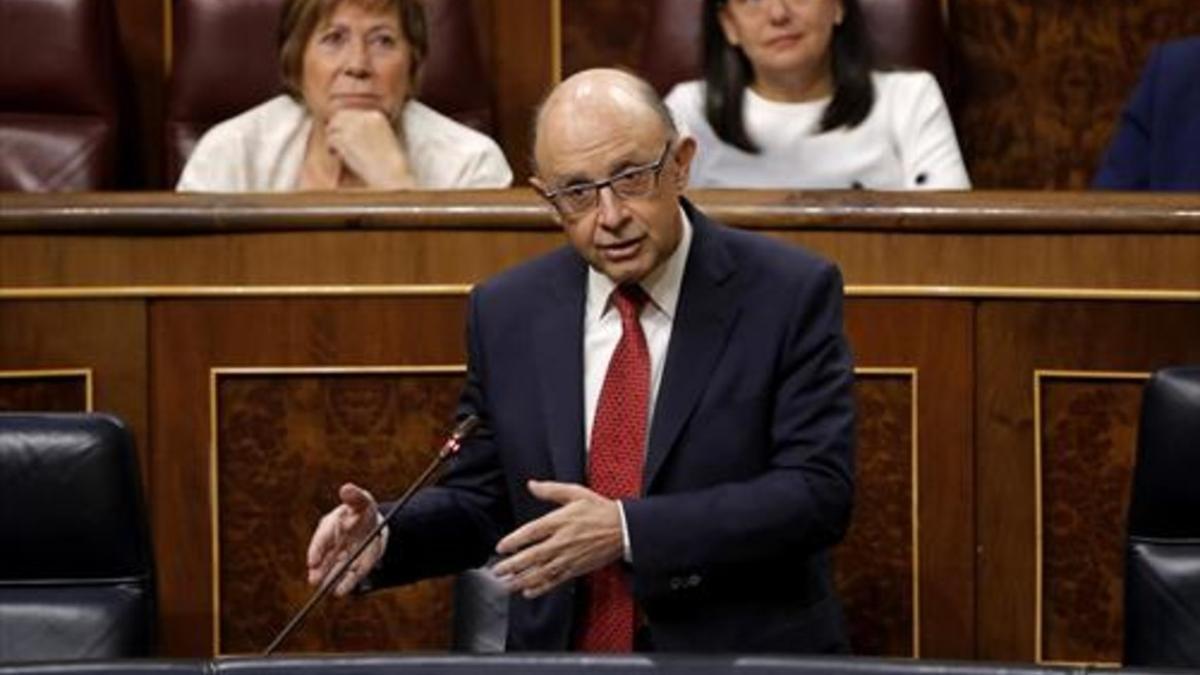 El ministro de Hacienda, Cristóbal Montoro, el pasado miércoles, en el pleno del Congreso.