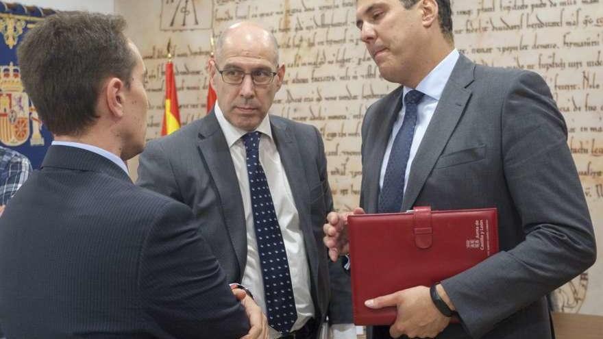 El alcalde Luciano Huerga conversa en Benavente con el viceconsejero Carlos Martín Tobalina y el delegado Alberto Castro en Benavente en mayo de este año.