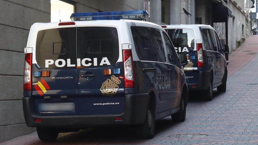 Furgones de la Policía Nacional en el centro. // R. Grobas