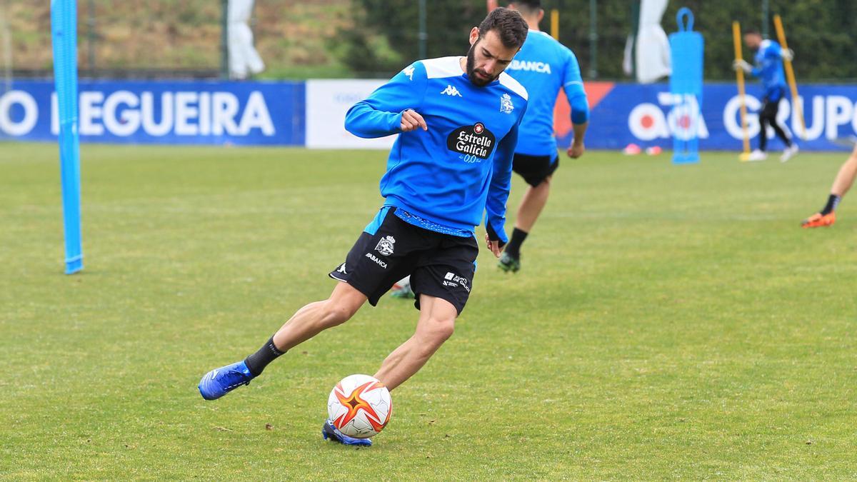 Antoñito, lateral derecho del Deportivo en un entrenamiento.