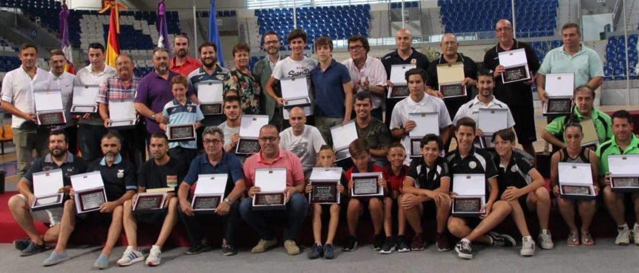 Imagen de familia de todos los equipos premiados por el Ajuntament de Palma por su ascenso de categoría.