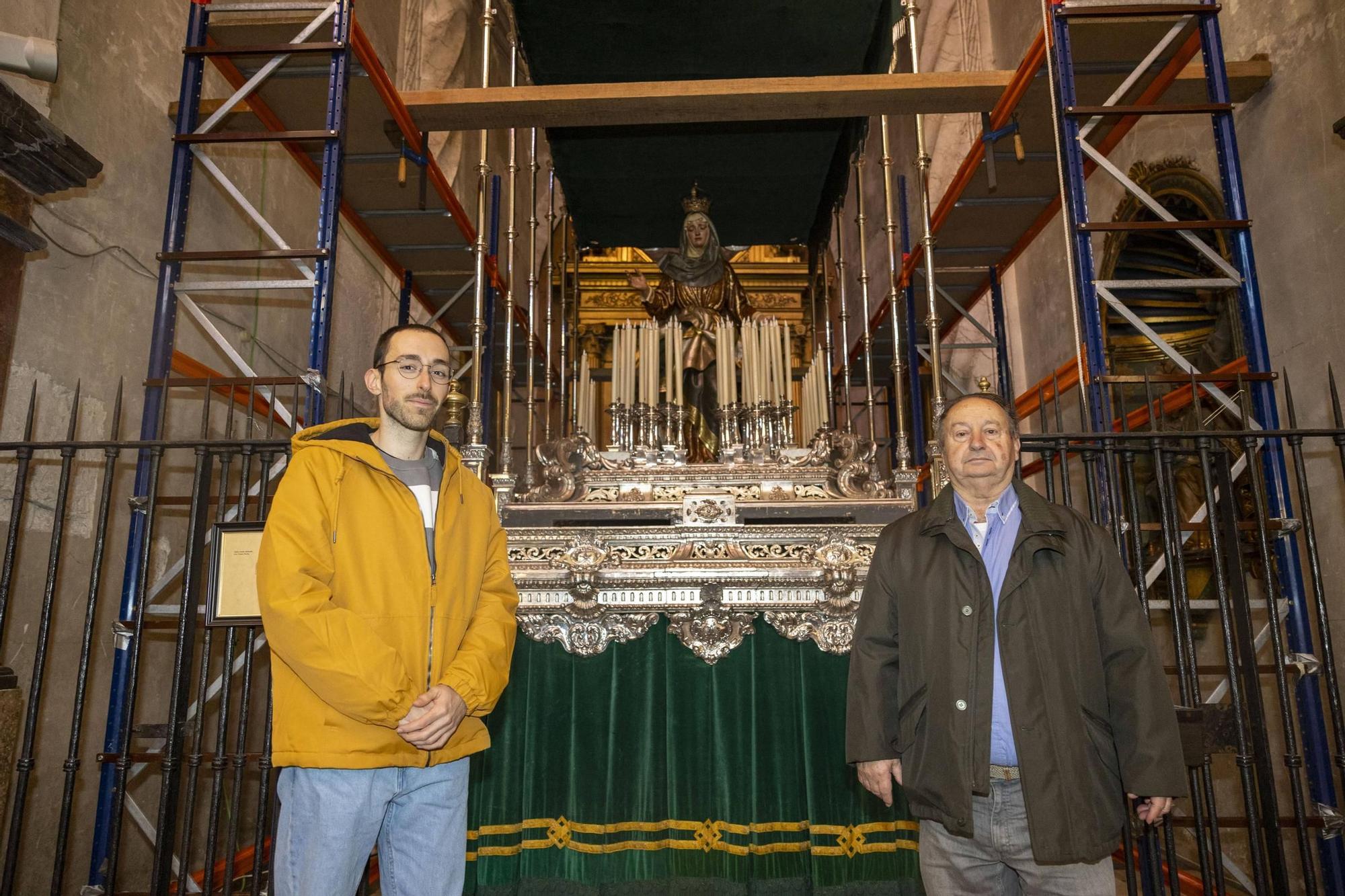 El historiador del arte Juan José Soler y el presidente de la cofradía, Pedro Barceló, en Sant Francesc.