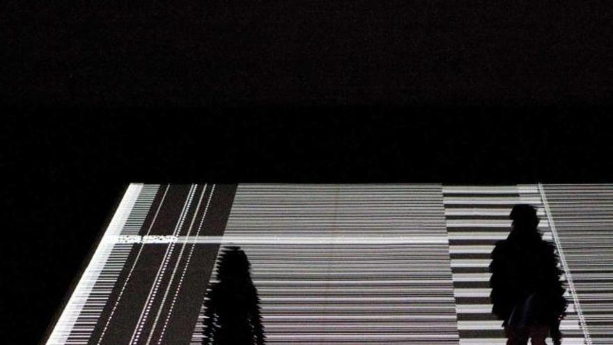 relaciones con la cultura japonesa. La obra de Ryoji Ikeda tiene evidentes conexiones con la cultura tradicional japonesa, siempre como revisión. Por ejemplo, cierta cualidad teatral o la concepción del paisaje y del jardín, según destaca el director de Laboral Centro de Arte, Benjamin Weil.