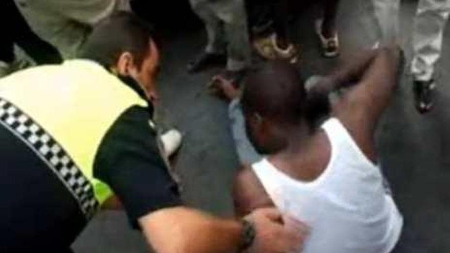 Un presunto atropello desata otra trifulca entre policías y manteros