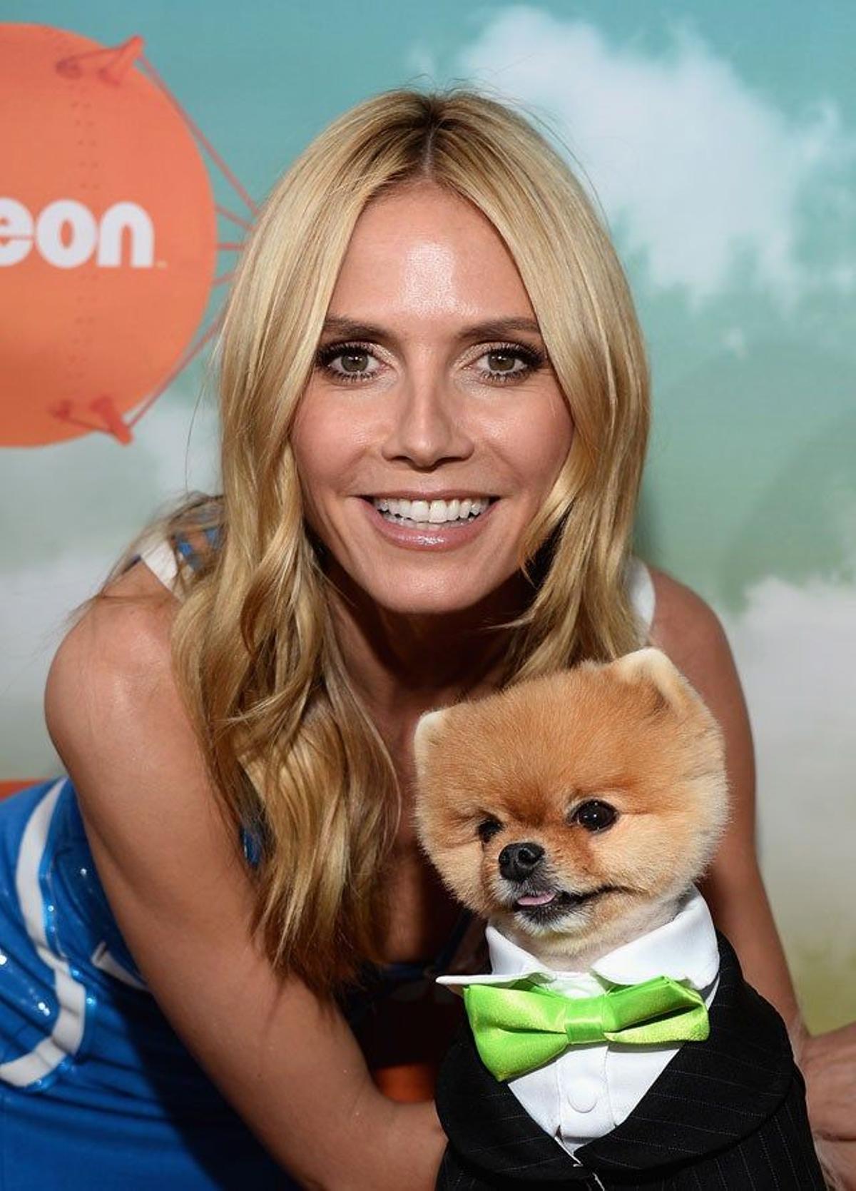 Heidi Klum junto al perro Jiff, en la alfombra naranja de los Kids' Choice Awards 2016.