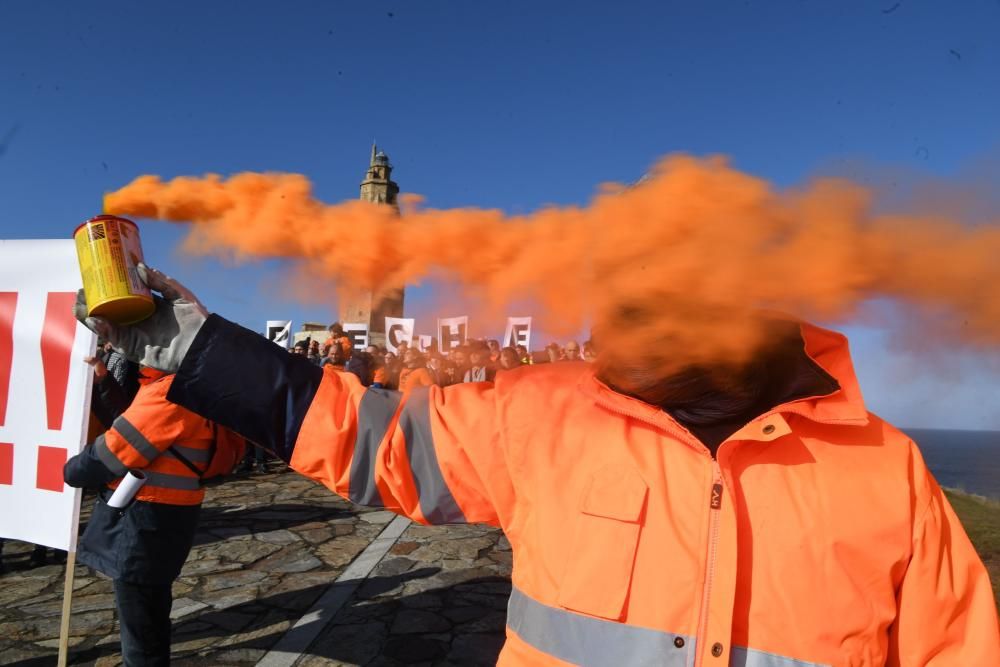 Los trabajadores de Alcoa en la Torre de Hércules