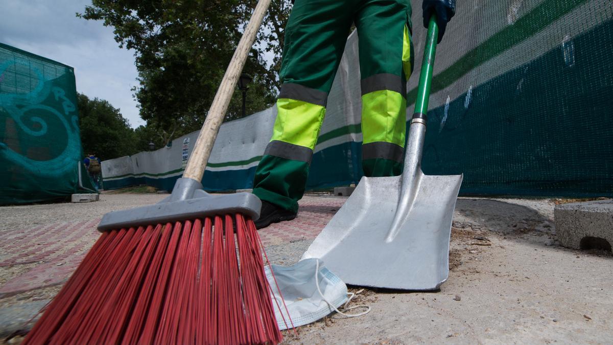 Un trabajador de la limpieza.