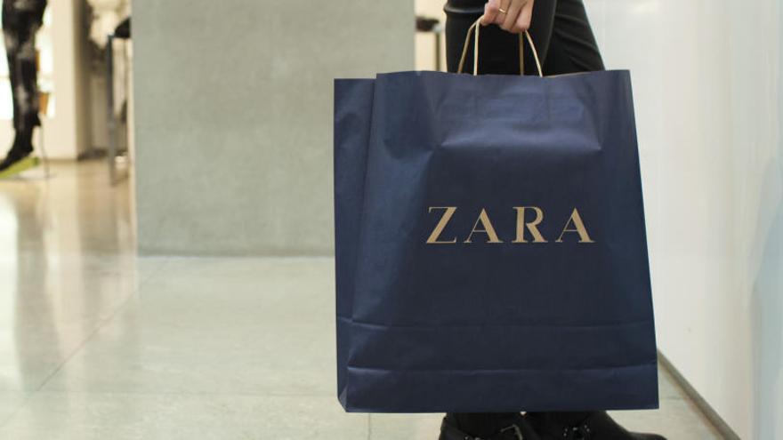 Una persona con una bolsa de la marca Zara.