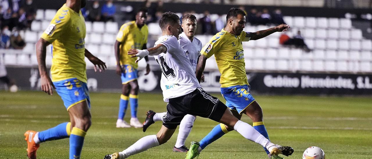 Jonathan Viera lucha con Elgezabal por hacerse con el balón ante la presencia de Pejiño | | LOF