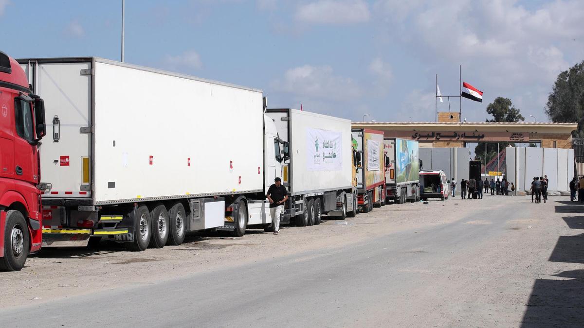 Camiones con ayuda humanitaria aguardan en el lado egipcio del paso de Rafah a que se abra la frontera, este jueves.