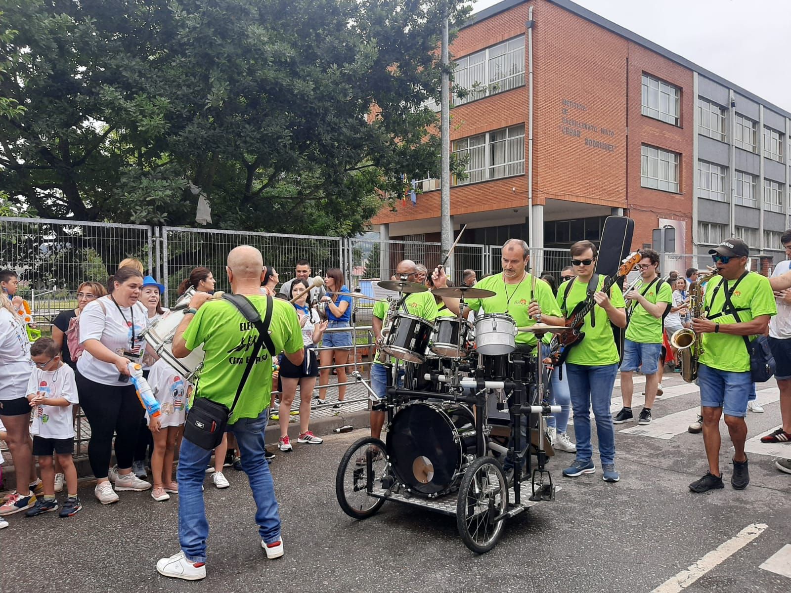 Miles de personas se mojan en Grado: así ha sido el desfile del agua por el centro de la villa moscona