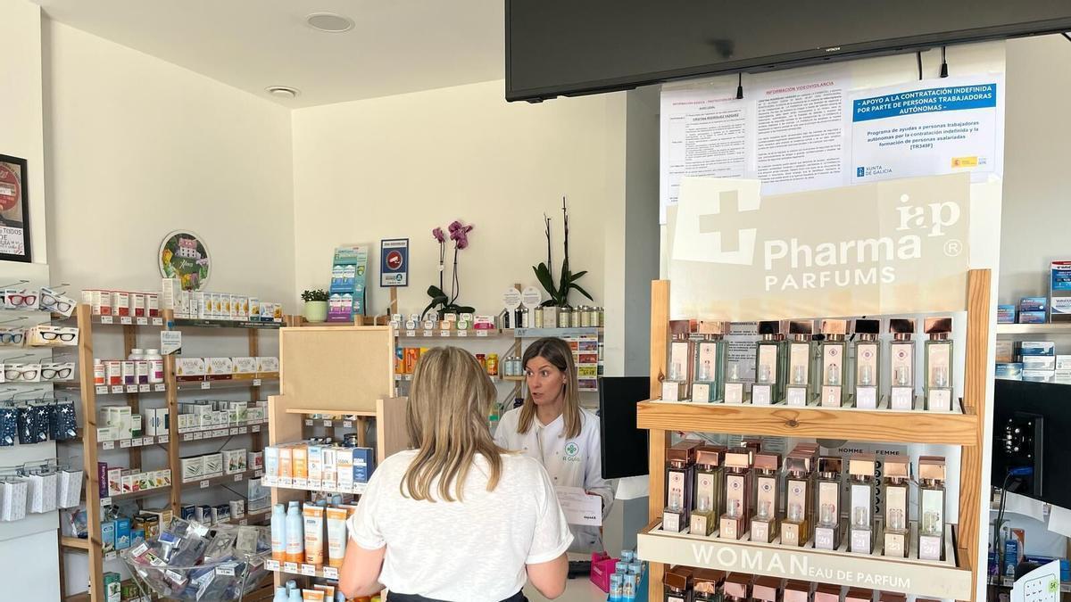 Una clienta en una farmacia.