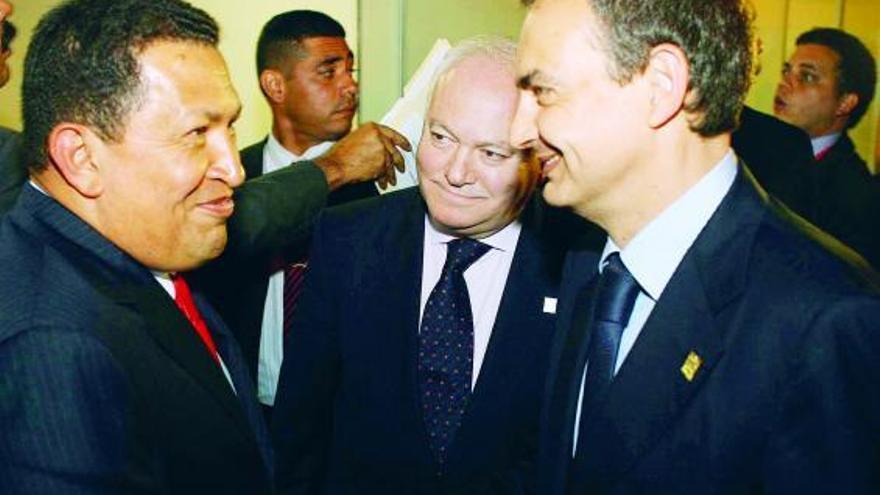 Zapatero y Chávez sonríen en presencia del ministro de Exteriores español, Miguel Ángel Moratinos.