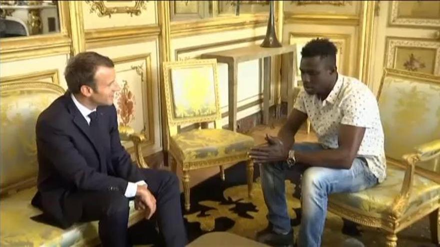 Macron recibe en el Elíseo al héroe de Mali que salvó a un niño de caer al vacío