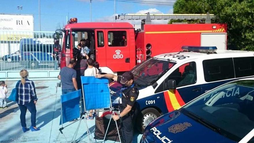 Los niños pudieron conocer los vehículos policiales y de emergencias. // FdV