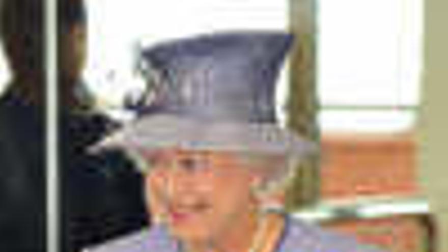 La reina Isabel II abandona el puerto de Southampton en Hampshire, Reino Unido.