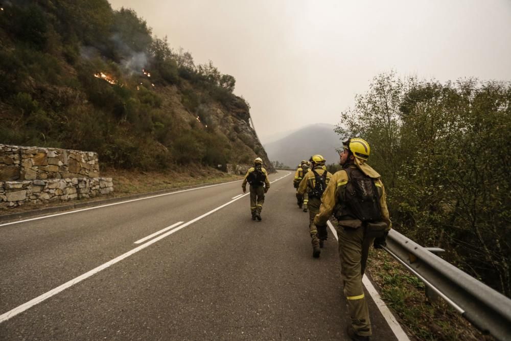 El suroccidente asturiano lucha contra las llamas