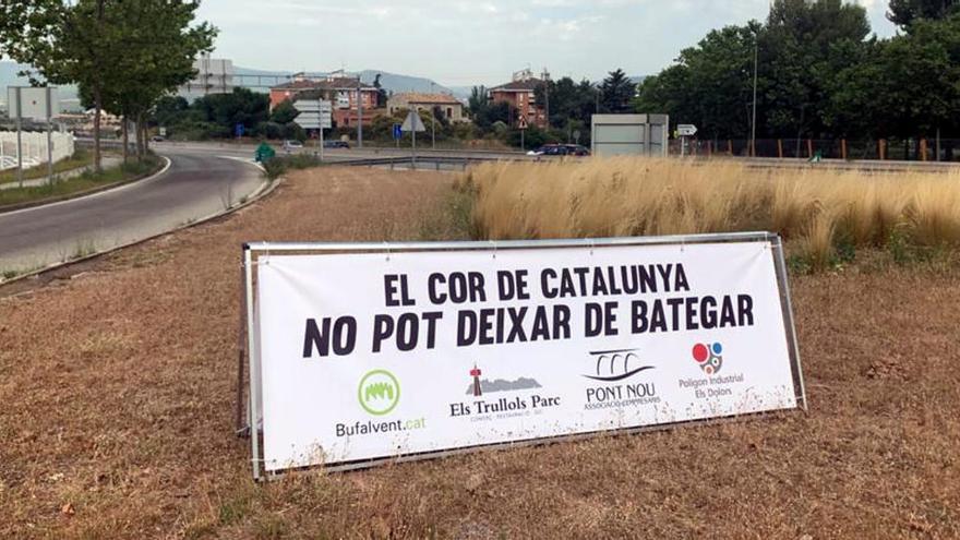 Una pancarta a un polígon de Manresa on es llegeix &#039;El cor de Catalunya, no pot deixar de bategar&#039;