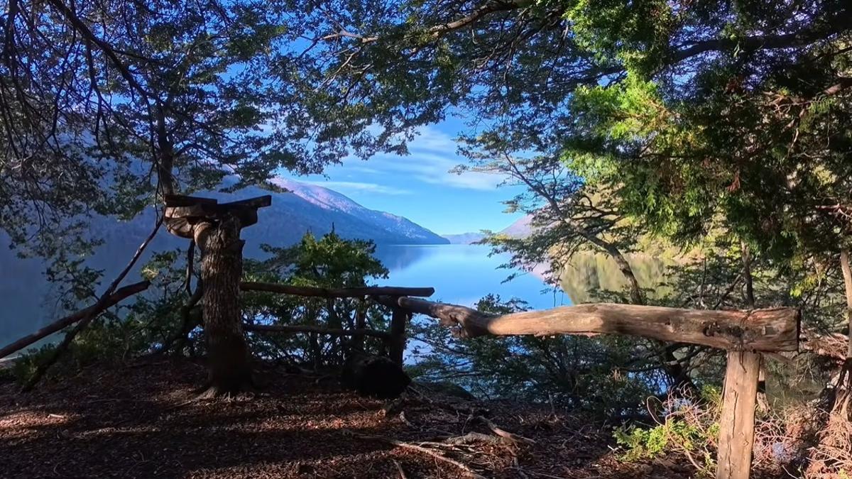 Lago Lolog, ubicado en el parque nacional Lanín, en la provincia de Neuquén (Argentina).
