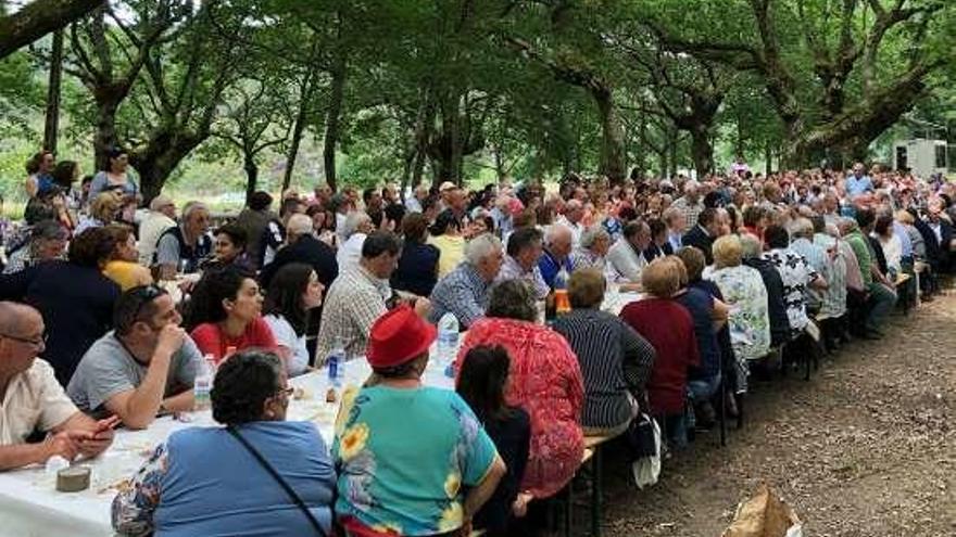 Asistentes a la fiesta que tuvo lugar en Santa Xusta. // FdV