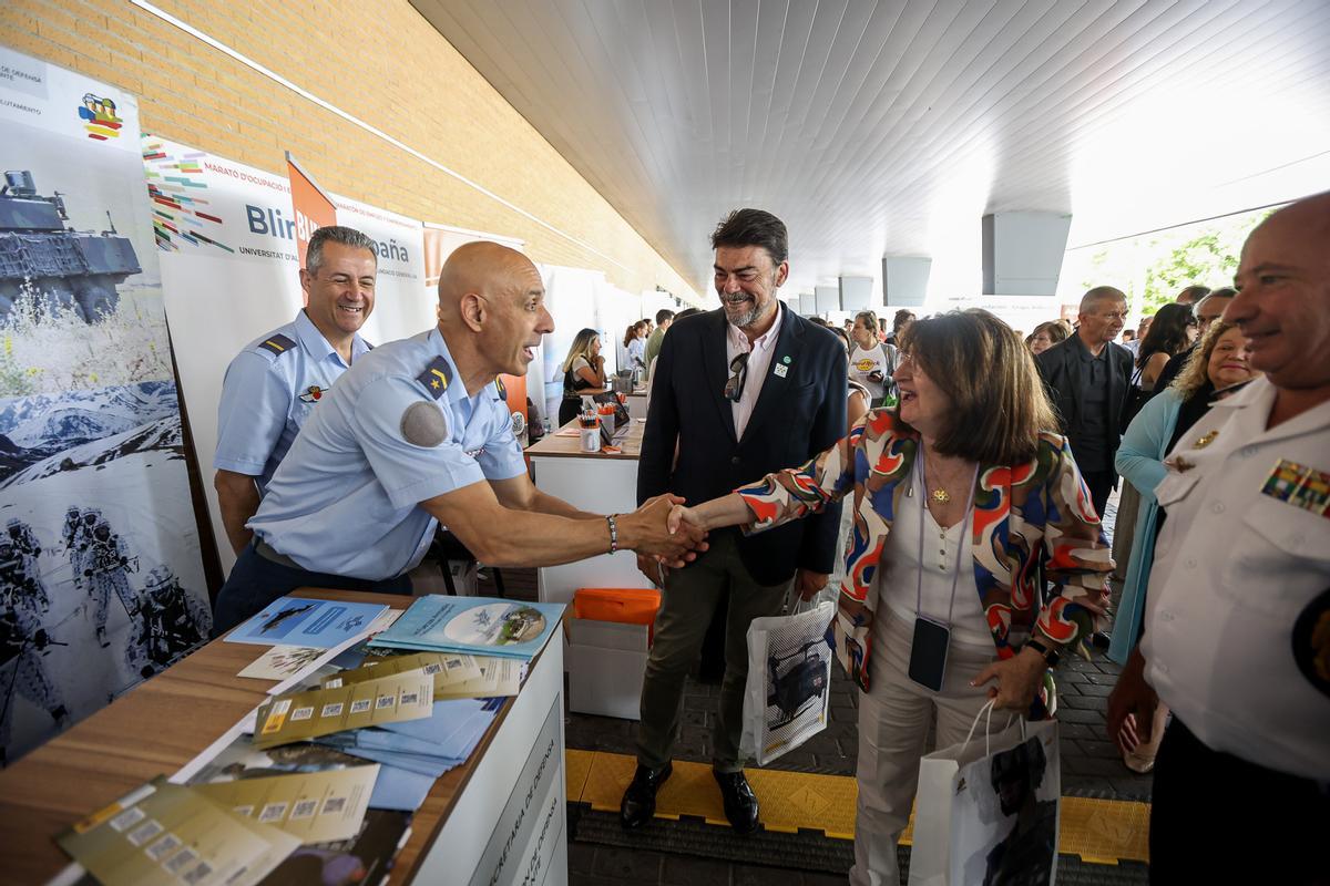 Amparo Navarro saluda a los miembros del stand del Ejército, junto a Luis Barcala.