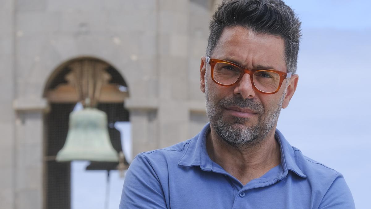 El historiador Gustavo Trujillo Yanéz frente a las campanas de la Catedral de Canarias.