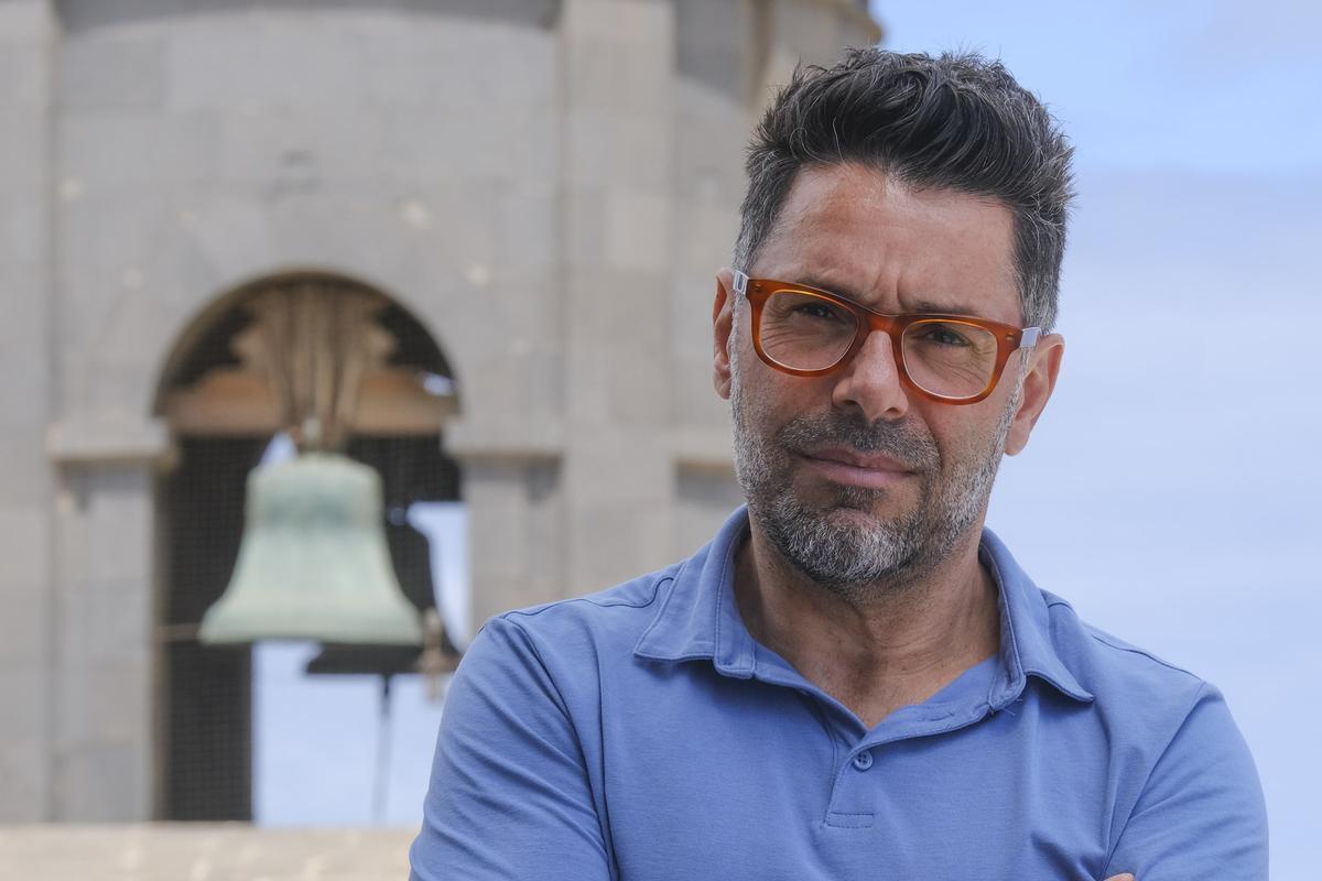 El historiador Gustavo Trujillo Yanéz frente a las campanas de la Catedral de Canarias.