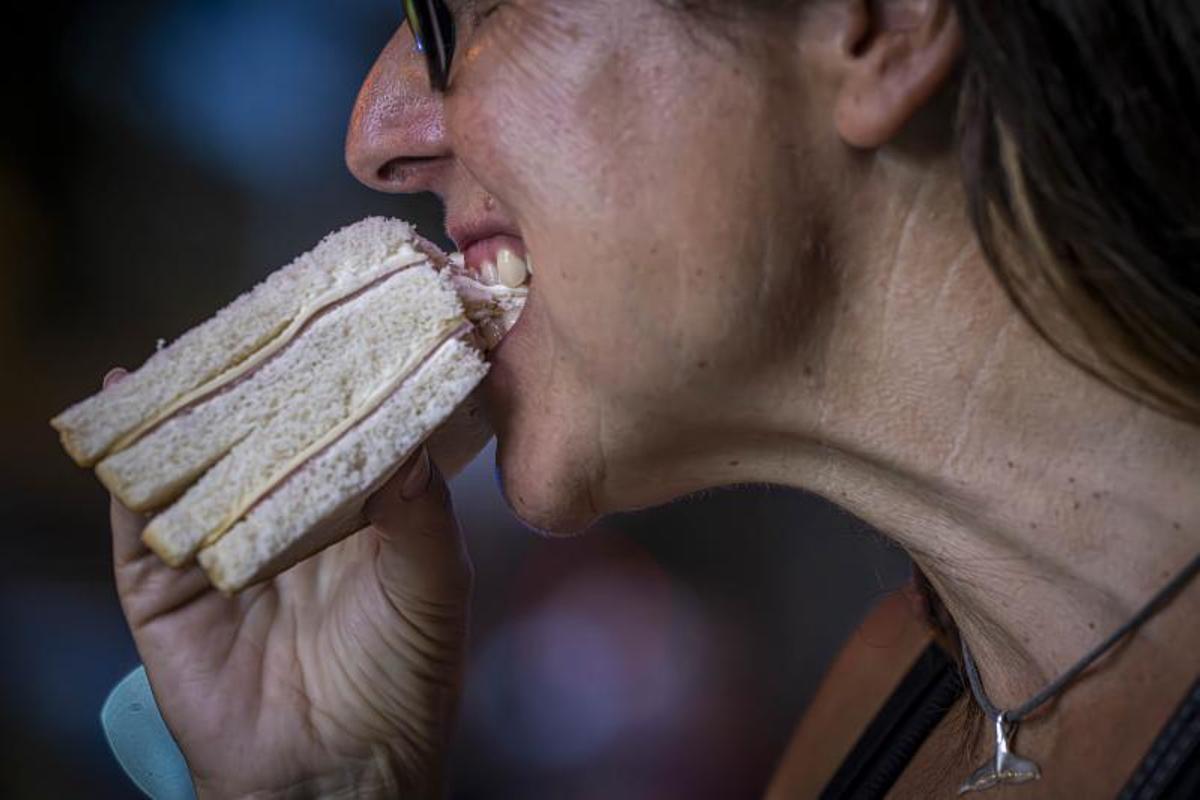 Escuchar cómo una persona mastica la comida genera rechazo e ira en las personas que sufren misofonía.