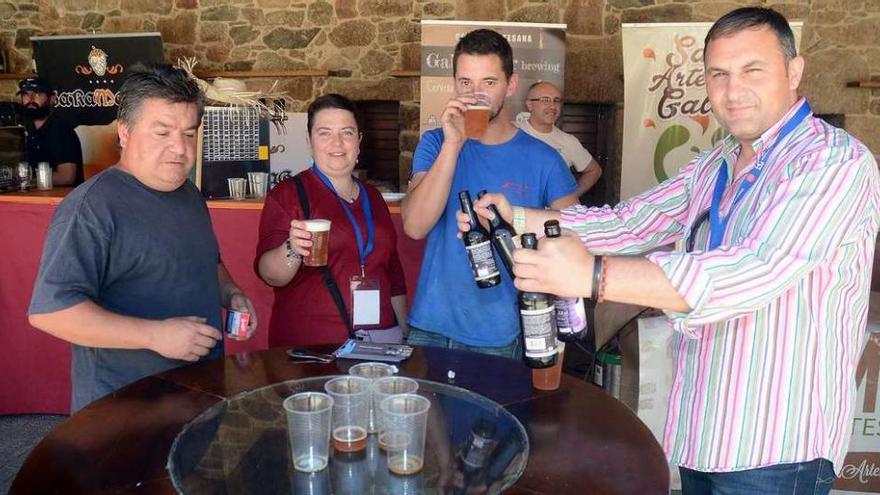 Participantes en el certamen de la cerveza artesanal de Barro. // Rafa Vázquez