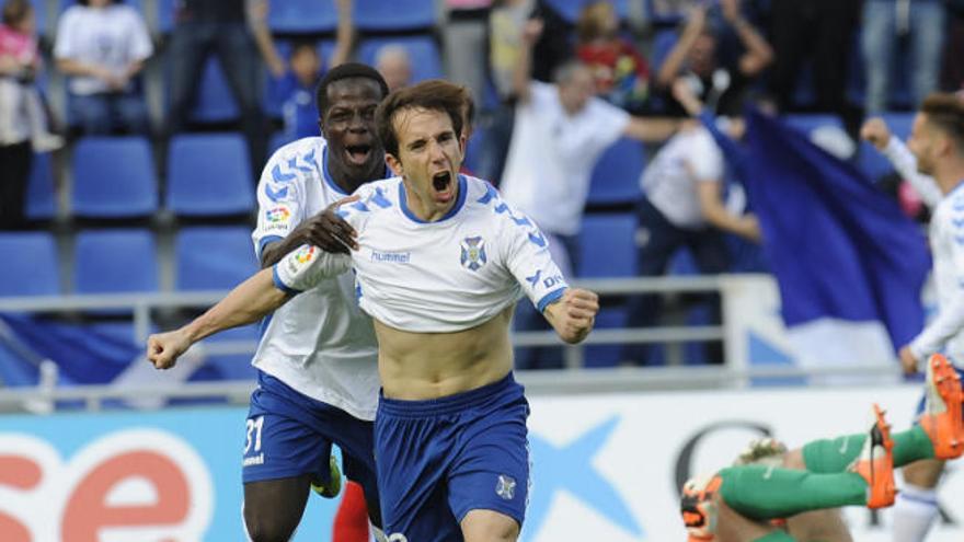 Raúl Cámara celebra un gol con la camiseta del CD Tenerife.