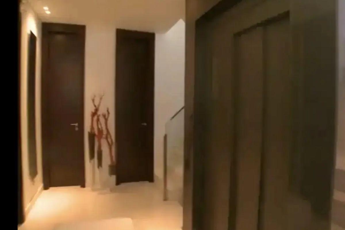 El recibidor de la vivienda de Gonzalo Miró con ascensor incluido